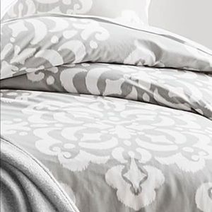 Pottery Barn Queen Ikat Medallion Duvet Cover & 2 Euro Shams in gray / white